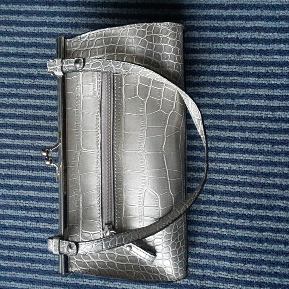 GUESS Croc-Embossed Patent Leather Purse/Handbag with Guess Signature Monogram - Picture 2 of 13